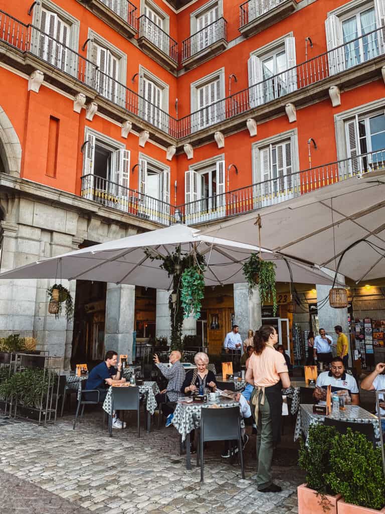 People eating lunch at an outdoor restaurant