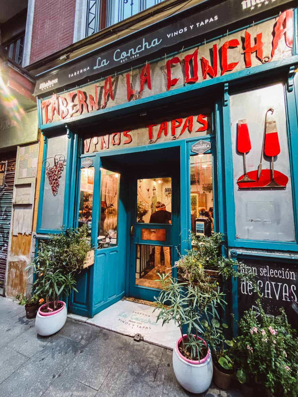 A blue restaurant with a sign that says Taberna La Concha